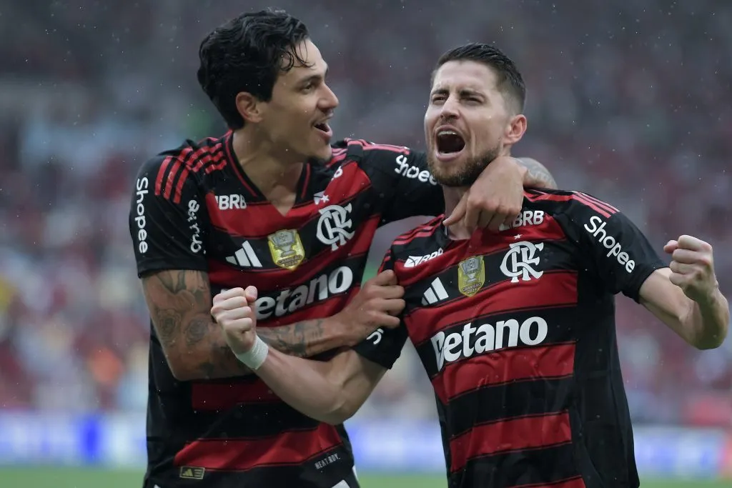 Jorginho jogador do Flamengo comemora seu gol com Pedro jogador da sua equipe durante partida contra o Palmeiras no estádio Maracanã  – Foto: Thiago Ribeiro/AGIF