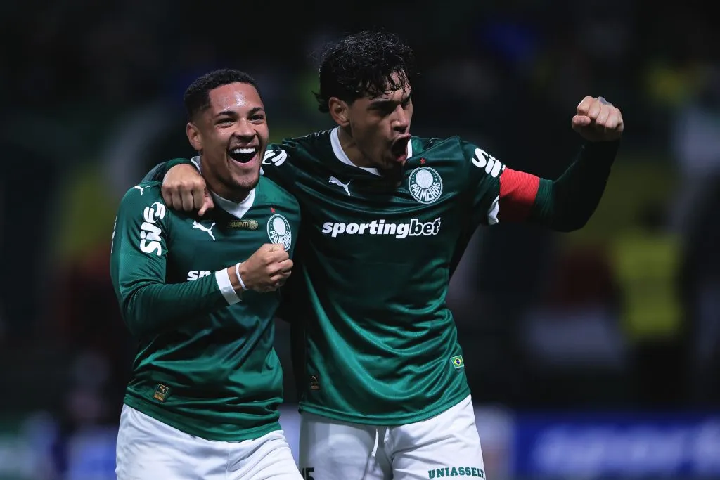 Vitor Roque jogador do Palmeiras comemora seu gol com Gustavo Gomez jogador da sua equipe – Foto: Ettore Chiereguini/AGIF