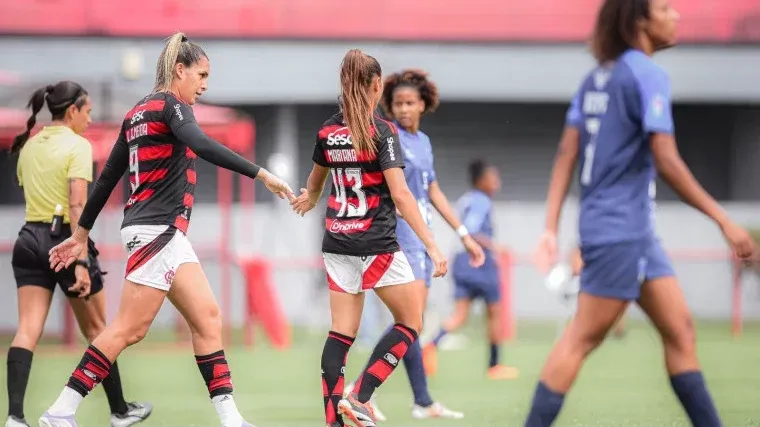 Elenco feminino do Flamengo em campo