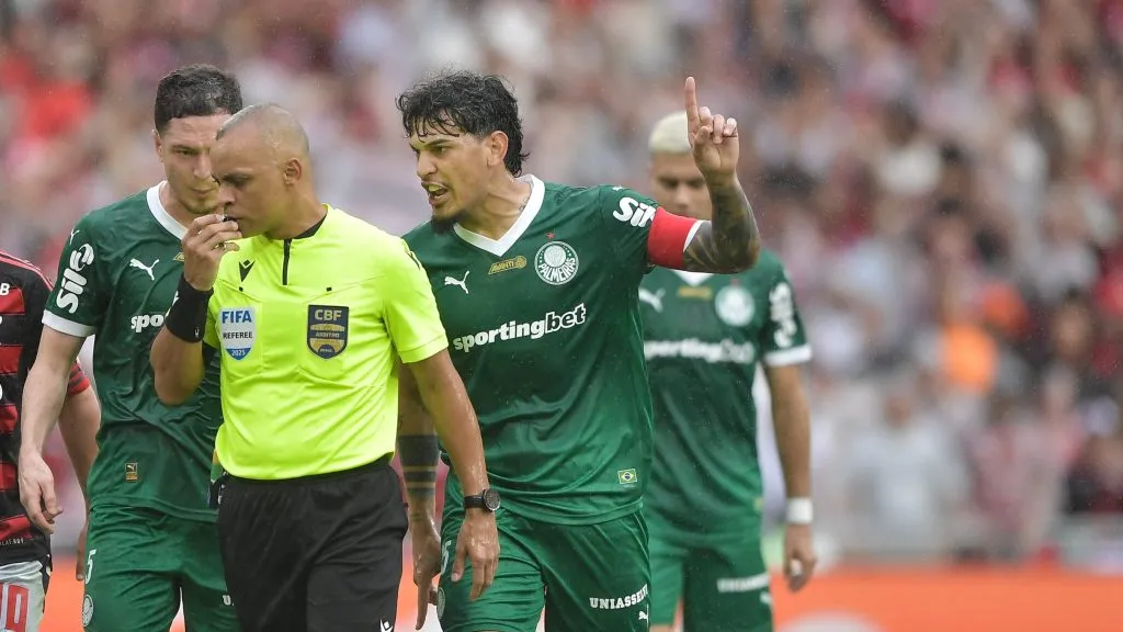 Gómez reclamando com Wilton Pereira Sampaio. Foto: Thiago Ribeiro/AGIF