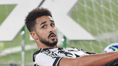 Chris Ramos se posiciona após vitória do Botafogo – Foto: Thiago Ribeiro/AGIF