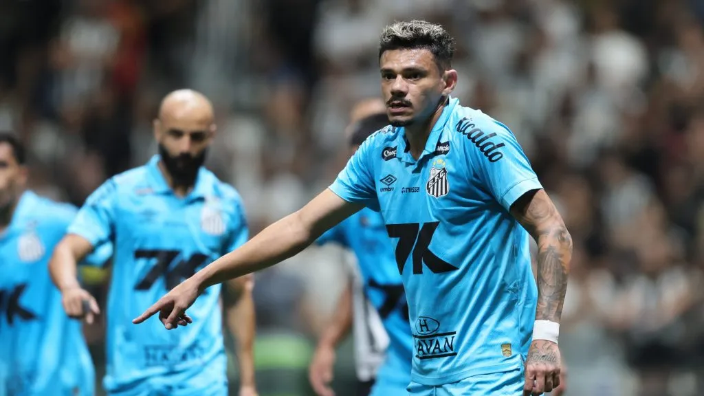 Tiquinho Soares decepcionou em campo e prioridade se tornou a chegada de um centroavante – Foto: Gilson Lobo/AGIF