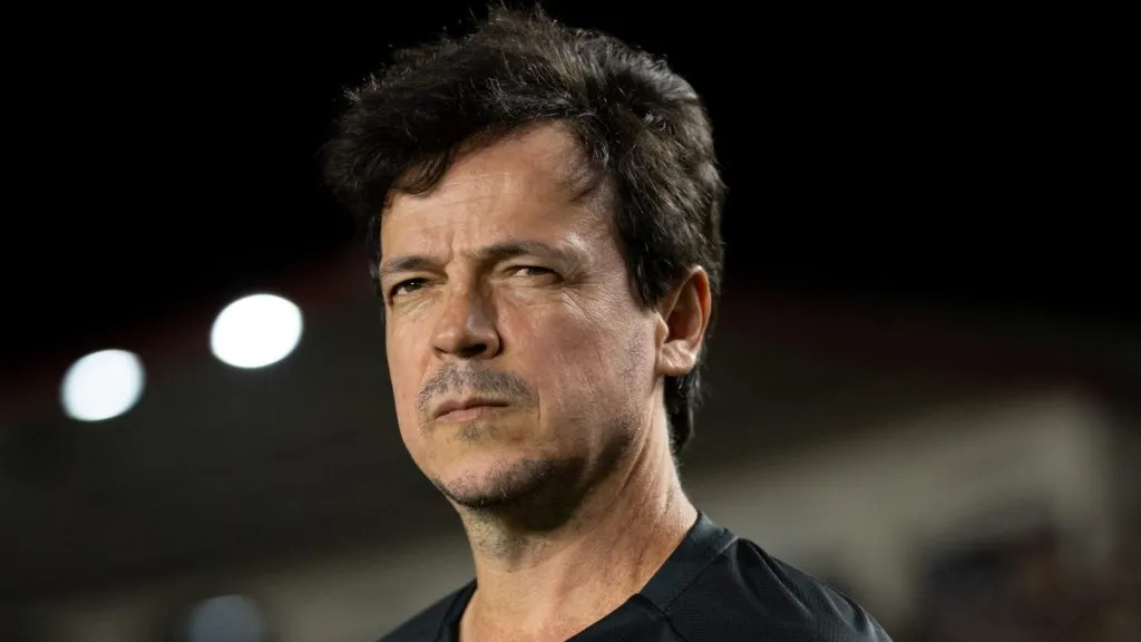 Fernando Diniz deve escalar o Vasco com mudanças no time titular – Foto: Jorge Rodrigues/AGIF