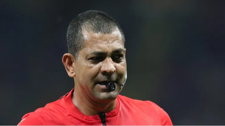 MG - BELO HORIZONTE - 09/11/2024 - BRASILEIRO A 2024, CRUZEIRO X CRICIUMA - O arbitro Wagner do Nascimento Magalhaes durante partida entre Cruzeiro e Criciuma no estadio Mineirao pelo campeonato Brasileiro A 2024.