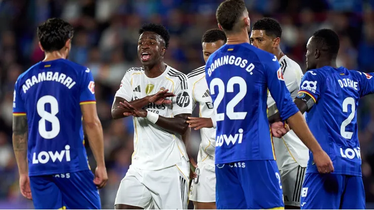 Vini Jr discute com jogadores do Getafe. (Photo by Angel Martinez/Getty Images)
