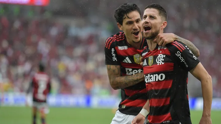Pedro e Jorginho comemorando pelo Flamengo contra o Palmeiras - Foto: Thiago Ribeiro/AGIF