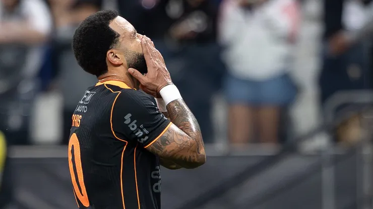 SP - SAO PAULO - 18/10/2025 - BRASILEIRO A 2025, CORINTHIANS X ATLETICO-MG - Memphis Depay jogador do Corinthians lamenta durante partida contra o Atletico-MG no estadio Arena Corinthians pelo campeonato Brasileiro A 2025. Foto: Joisel Amaral/AGIF