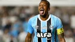 SP - SANTOS - 01/10/2025 - BRASILEIRO A 2025, SANTOS X GREMIO - Edenilson jogador do Gremio comemora seu gol durante partida contra o Santos no estadio Vila Belmiro pelo campeonato Brasileiro A 2025. Foto: Mauricio De Souza/AGIF