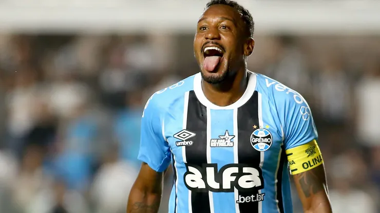 SP - SANTOS - 01/10/2025 - BRASILEIRO A 2025, SANTOS X GREMIO - Edenilson jogador do Gremio comemora seu gol durante partida contra o Santos no estadio Vila Belmiro pelo campeonato Brasileiro A 2025. Foto: Mauricio De Souza/AGIF