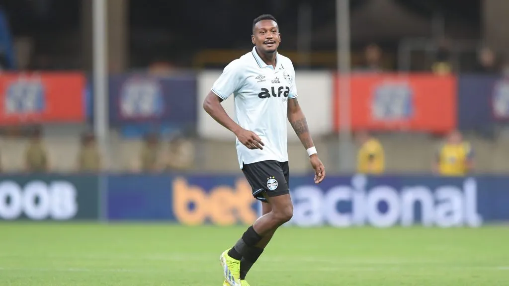 BA – SALVADOR – 19/10/2025 – BRASILEIRO A 2025, BAHIA X GREMIO – Edenilson jogador do Gremio durante partida contra o Bahia no estadio Arena Fonte Nova pelo campeonato Brasileiro A 2025. Foto: Jhony Pinho/AGIF