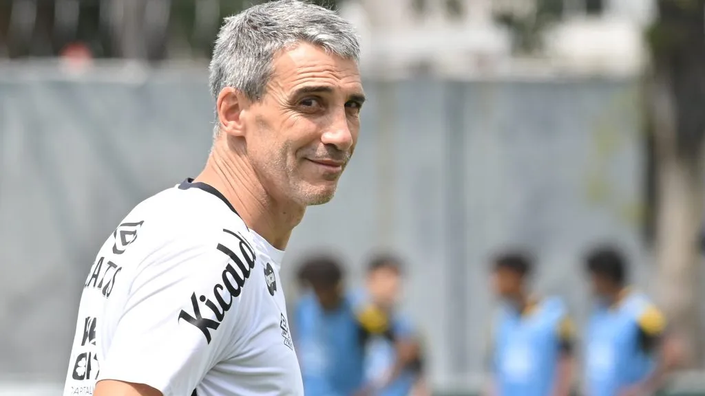 SP – SANTOS – 17/10/2025 – SANTOS, TREINO – Vojvoda tecnico do Santos durante treino no Centro de Treinamento CT Rei Pele.   Foto: Jota Erre/AGIF