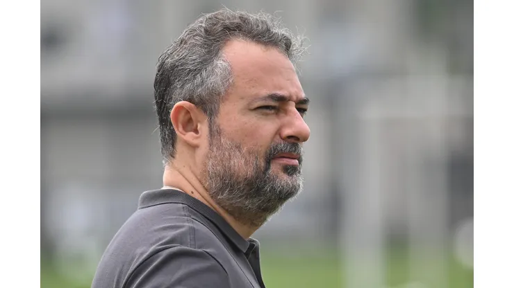 SP - SANTOS - 17/10/2025 - SANTOS, TREINO - Alexandre Mattos, diretor executivo do Santos durante treino no Centro de Treinamento CT Rei Pele. Foto: Jota Erre/AGIF