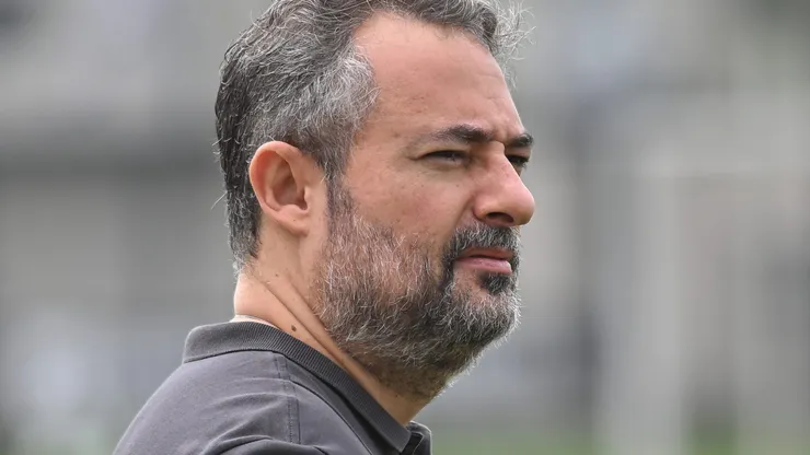 Alexandre Mattos durante treinamento no CT Rei Pelé.