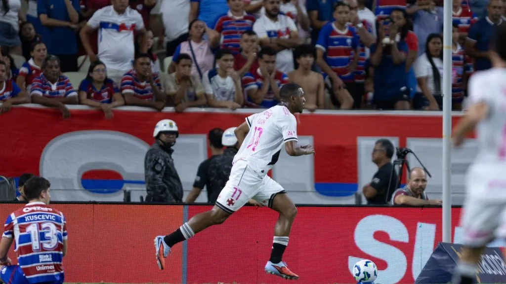 CE – FORTALEZA – 15/10/2025 – BRASILEIRO A 2025, FORTALEZA X VASCO – rayan jogador do Vasco comemora seu gol durante partida contra o Fortaleza no estadio Arena Castelao pelo campeonato Brasileiro A 2025. Foto: Baggio Rodrigues/AGIF