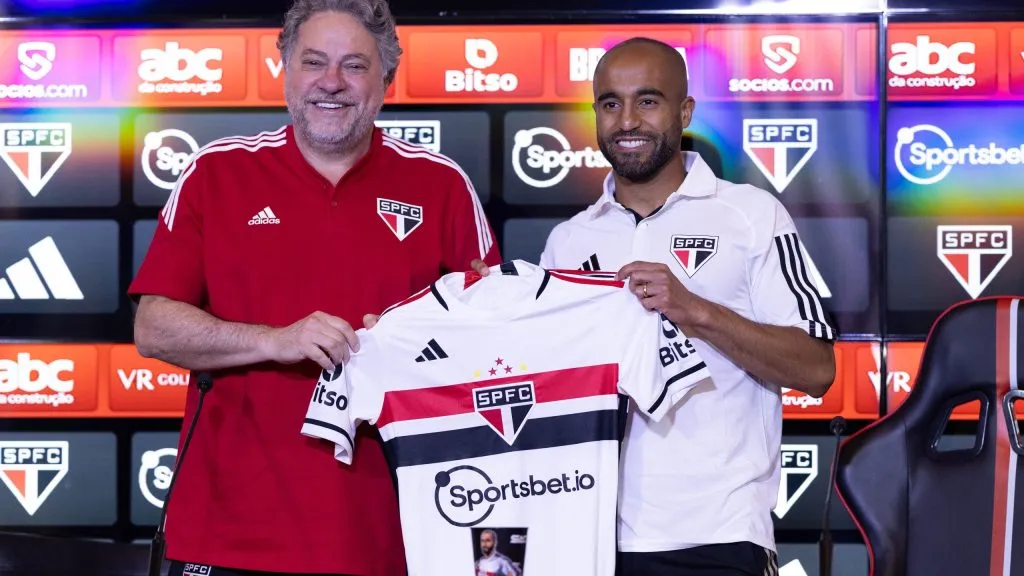 SP – SAO PAULO – 04/08/2023 – SAO PAULO, APRESENTACAO DE LUCAS MOURA – Lucas Moura ao lado de Julio Casares presidente do Sao Paulo durante sua apresentacao oficial como jogador do Sao Paulo em coletiva de imprensa realizada no CT Barra Funda. Foto: Ettore Chiereguini/AGIF