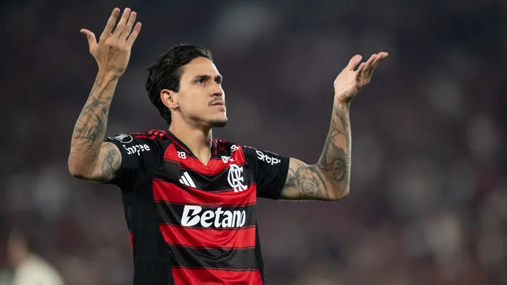 Pedro comemorando pelo Flamengo no Maracanã - Foto: Jorge Rodrigues/AGIF