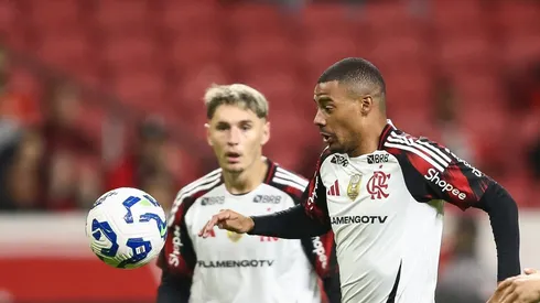 De La Cruz ao lado de Varela em jogo do Brasileirão.