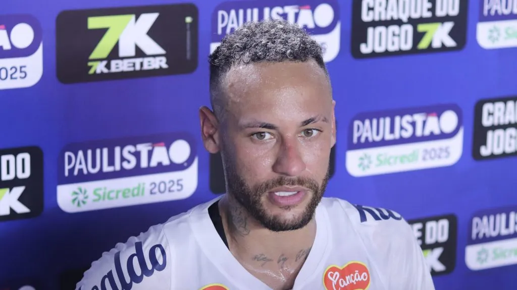 . Foto: Reinaldo Campos/AGIF – Ney Júnior em entrevista após jogo na Vila Belmiro.