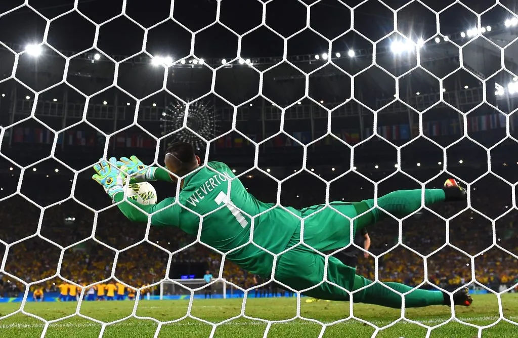 Weverton goleiro do Brasil defendendo o pênalti cobrado por Petersen, da Alemanha, durante a disputa por pênaltis na final entre Brasil e Alemanha, no Estádio do Maracanã pelos Jogos Olímpicos Rio 2016 – (Photo by Laurence Griffiths/Getty Images)