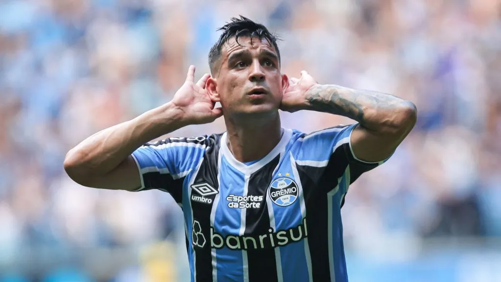 Cristaldo jogador do Gremio comemora seu gol durante partida contra o Sao Paulo no estadio Arena do Gremio pelo campeonato Brasileiro A 2024. Foto: Maxi Franzoi/AGIF