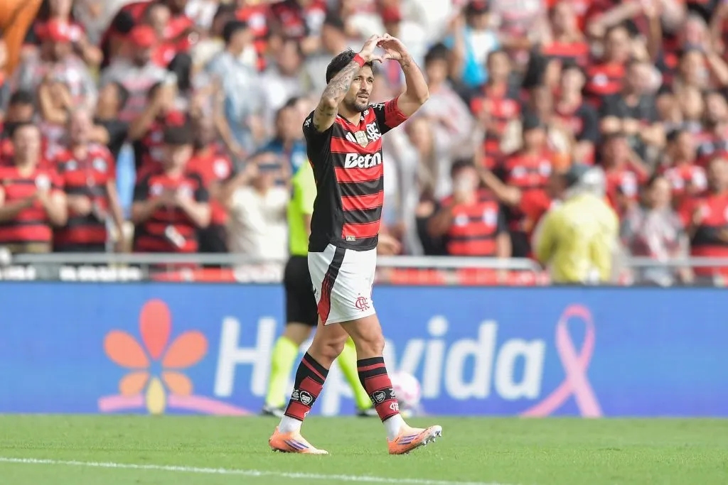 Arrascaeta abriu o placar em vitória do Flamengo sobre o Palmeiras no Maracanã – Foto: Thiago Ribeiro/AGIF