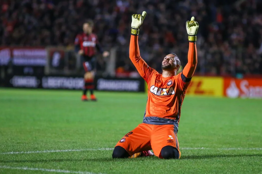 Weverton atuando como goleiro do Atlético PR comemorando gol durante a partida Atlético PR x Santos pela Copa Bridgestone Libertadores 2017 – (Photo by Lucas Uebel/Getty Images)