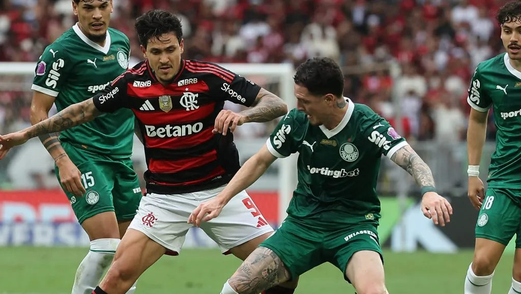 Pedro e Anibal Moreno em duelo do Flamengo contra o Palmeiras pelo Brasileirão Betano (Foto: Wagner Meier/Getty Images)