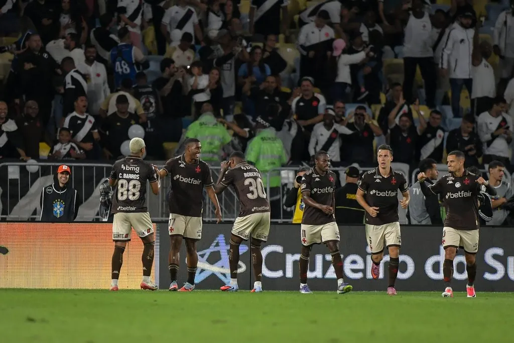 Rayan jogador do Vasco comemora seu gol durante partida contra o Fluminense – Foto: Thiago Ribeiro/AGIF