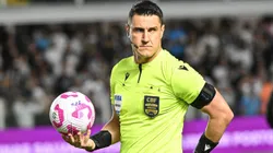 SP - SANTOS - 20/10/2025 - BRASILEIRO A 2025, SANTOS X VITORIA - O arbitro Rafael Rodrigo Klein durante partida entre Santos e Vitoria no estadio Vila Belmiro pelo campeonato Brasileiro A 2025. Foto: Jota Erre/AGIF