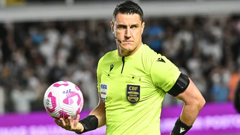 SP - SANTOS - 20/10/2025 - BRASILEIRO A 2025, SANTOS X VITORIA - O arbitro Rafael Rodrigo Klein durante partida entre Santos e Vitoria no estadio Vila Belmiro pelo campeonato Brasileiro A 2025. Foto: Jota Erre/AGIF