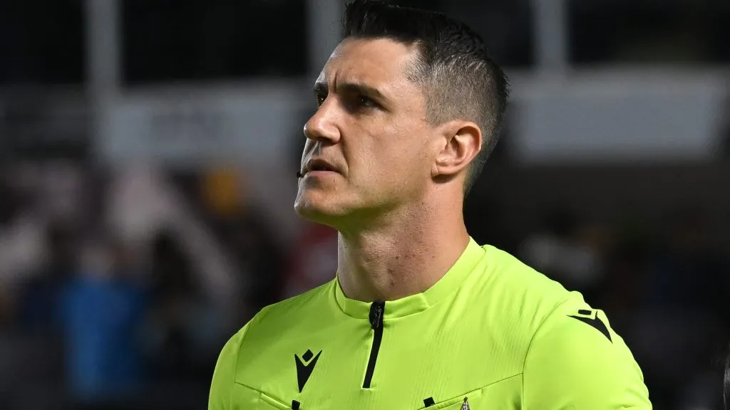 SP – SANTOS – 20/10/2025 – BRASILEIRO A 2025, SANTOS X VITORIA – Juan Plabo Vojvoda tecnico do Santos durante partida contra o Vitoria no estadio Vila Belmiro pelo campeonato Brasileiro A 2025. Foto: Jota Erre/AGIF