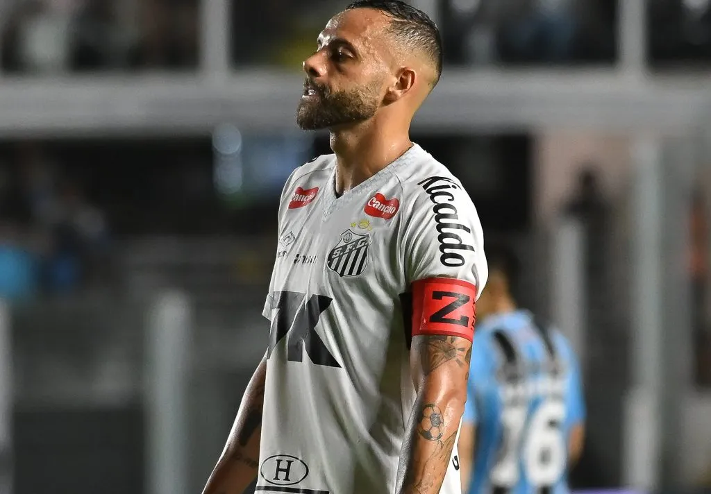 Guilherme jogador do Santos durante partida contra o Gremio no estadio Vila Belmiro pelo campeonato Brasileiro A 2025.  Foto: Jota Erre/AGIF
