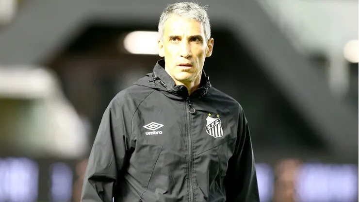 Santos de Vojvoda teve duelo direto contra a Vitória na Vila Belmiro