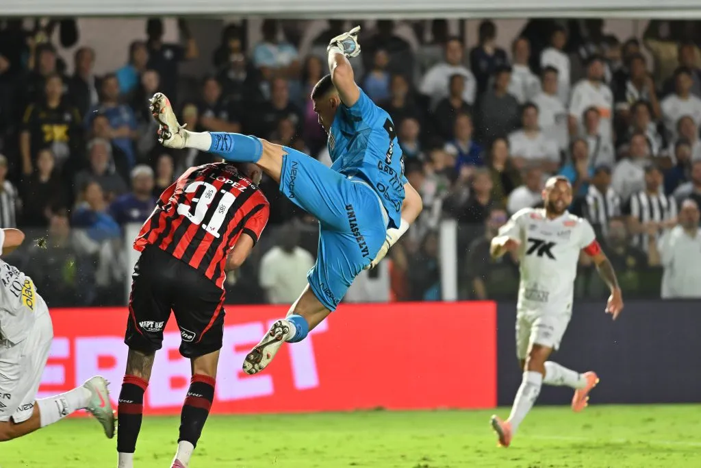 Momento do pênalti cometido. Foto: Jota Erre/AGIF