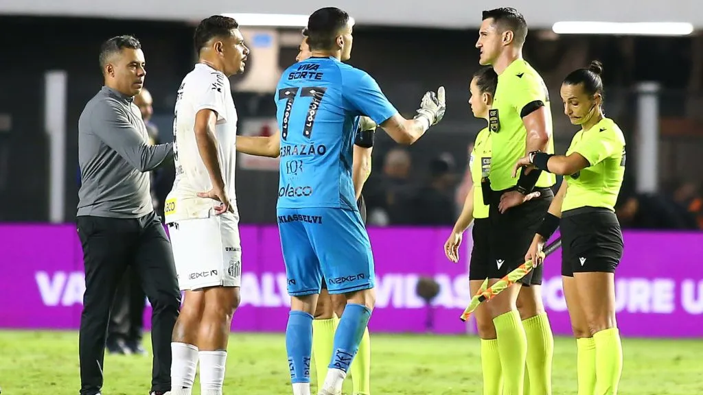 Brazão reclamando com arbitragem. Foto: Mauricio De Souza/AGIF