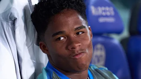 Endrick no banco de reservas durante partida entre Levante e Real Madrid, pela La Liga. Foto: Aitor Alcalde