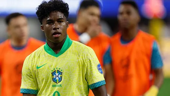 Endrick dura partida pela Seleção Brasileira. Foto: Buda Mendes/Getty Images