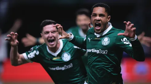 Vitor Roque comemorando gol pela Copa Libertadores 2025. Foto: Ettore Chiereguini/AGIF
