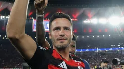 - Saúl sendo apresentado para torcida do Flamengo