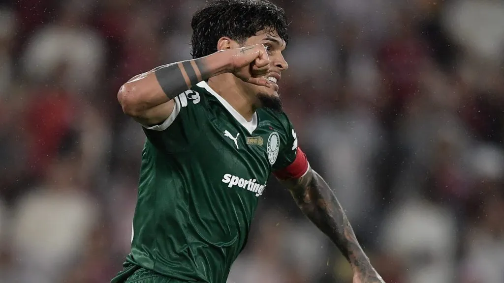 Gustavo Gómez comemorando gol. Foto: Thiago Ribeiro/AGIF