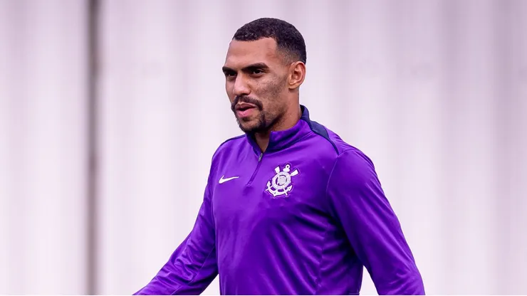 Matheuzinho em treino do Corinthians: O lateral está suspenso e terá que ser substituído