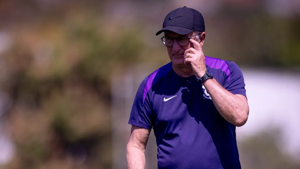 Dorival Júnior em semana de testes para a lateral-direita do Timão – Foto: Agência Corinthians
