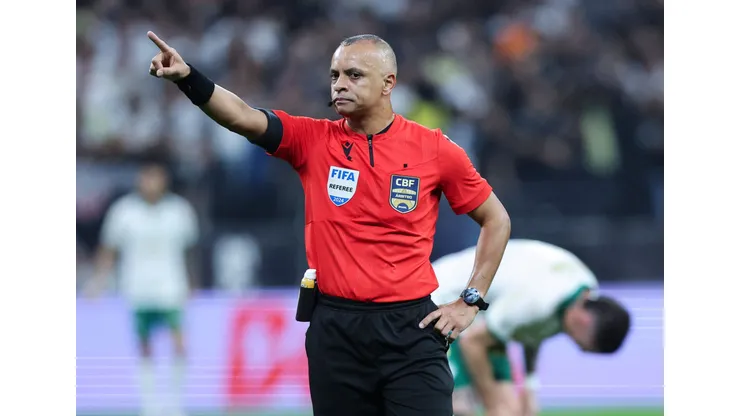 SAO PAULO, BRAZIL - NOVEMBER 04: Referee Wilton Pereira Sampaio gestures during a Brasileirao 2024 match between Corinthians and Palmeiras at Neo Quimica Arena on November 04, 2024 in Sao Paulo, Brazil. (Photo by Alexandre Schneider/Getty Images)