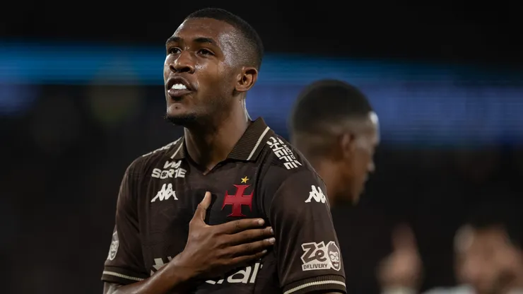 Rayan jogador do Vasco comemora seu gol durante partida contra o Fluminense no estadio Maracana pelo campeonato Brasileiro A 2025. Foto: Jorge Rodrigues/AGIF