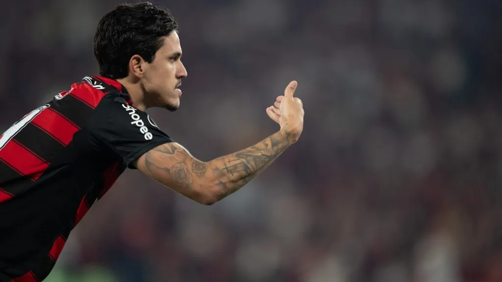 Pedro jogador do Flamengo comemora seu gol durante partida contra o Estudiantes no estadio Maracana pelo campeonato Copa Libertadores 2025. Foto: Jorge Rodrigues/AGIF