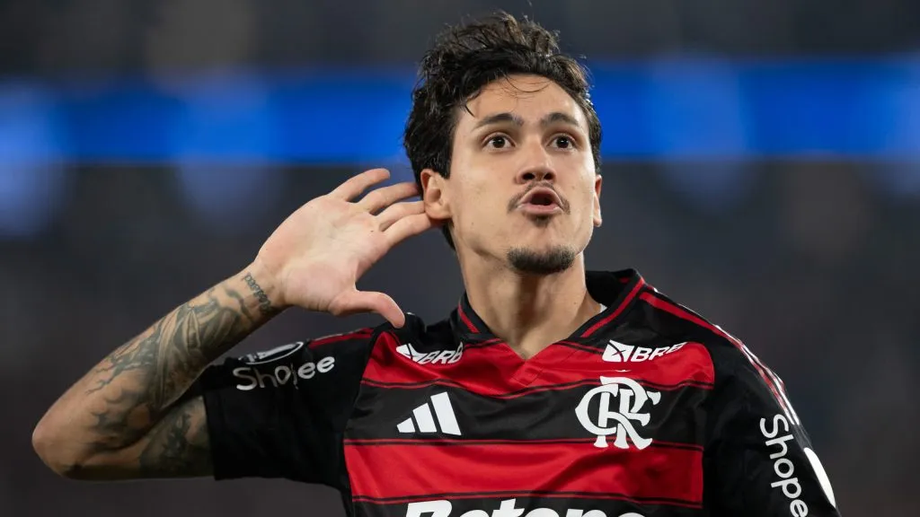 RJ – RIO DE JANEIRO – 18/09/2025 – COPA LIBERTADORES 2025, FLAMENGO X ESTUDIANTES – Pedro jogador do Flamengo comemora seu gol durante partida contra o Estudiantes no estadio Maracana pelo campeonato Copa Libertadores 2025. Foto: Jorge Rodrigues/AGIF