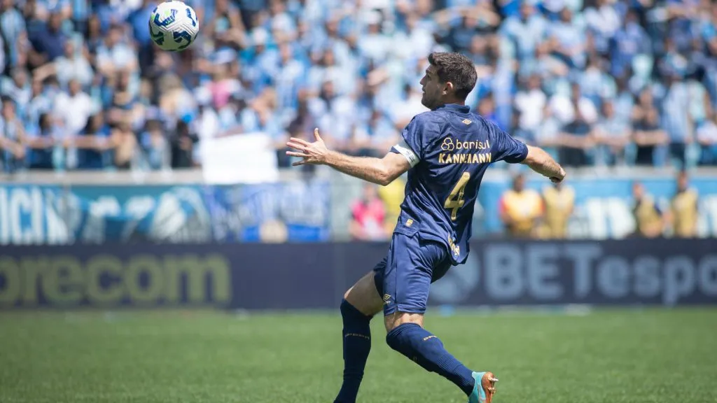 RS – PORTO ALEGRE – 28/09/2025 – BRASILEIRO A 2025, GREMIO X VITORIA – Walter Kannemann jogador do Gremio durante partida contra o Vitoria no estadio Arena do Gremio pelo campeonato Brasileiro A 2025. Foto: Maxi Franzoi/AGIF