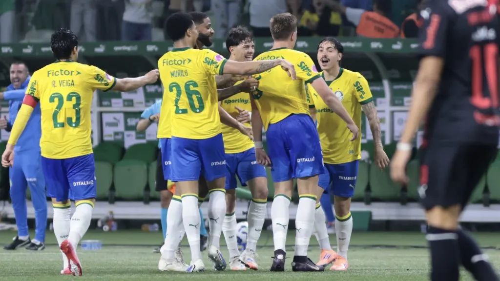 Bruno Fuchs jogador do Palmeiras comemora seu gol com jogadores do seu time durante partida contra o Bragantino no estadio Arena Allianz Parque pelo campeonato Brasileiro A 2025. Foto: Marcello Zambrana/AGIF