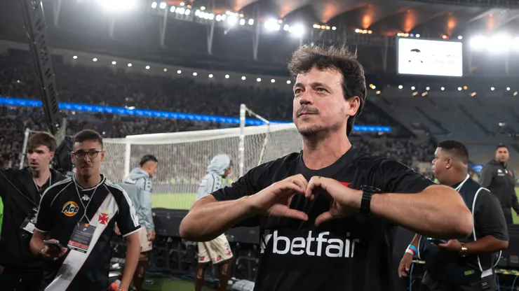 Fernando Diniz comemorando após Vasco x Fluminense - Foto: Jorge Rodrigues/AGIF