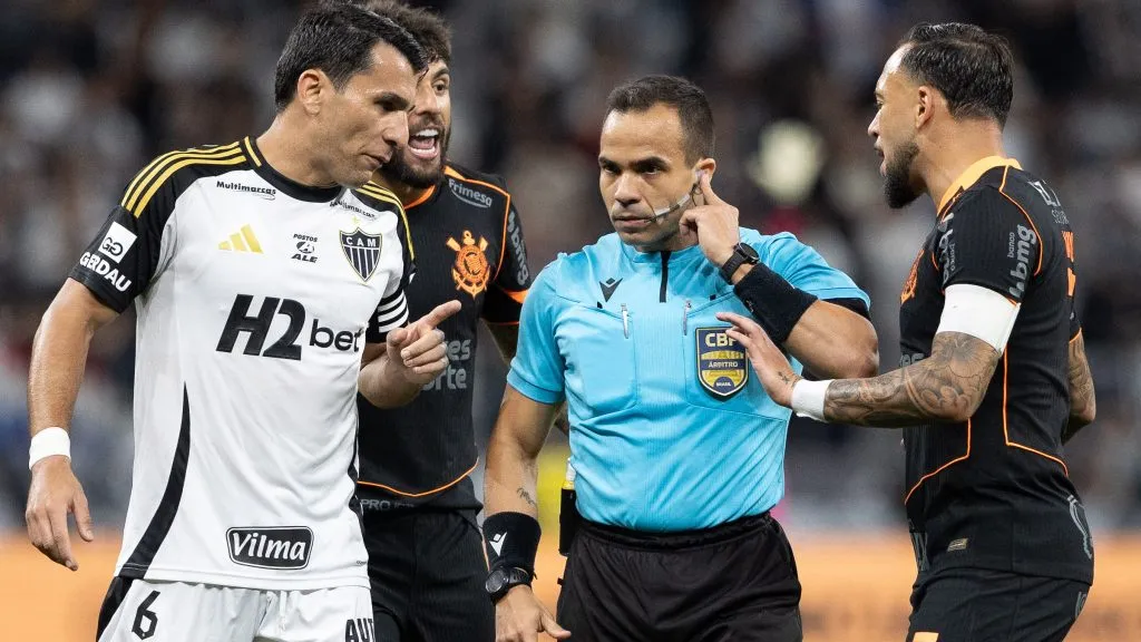 SP – SAO PAULO – 18/10/2025 – BRASILEIRO A 2025, CORINTHIANS X ATLETICO-MG – O arbitro Alex Gomes Stefano ESCUTA O VAR durante partida entre Corinthians e Atletico-MG no estadio Arena Corinthians pelo campeonato Brasileiro A 2025. Foto: Joisel Amaral/AGIF